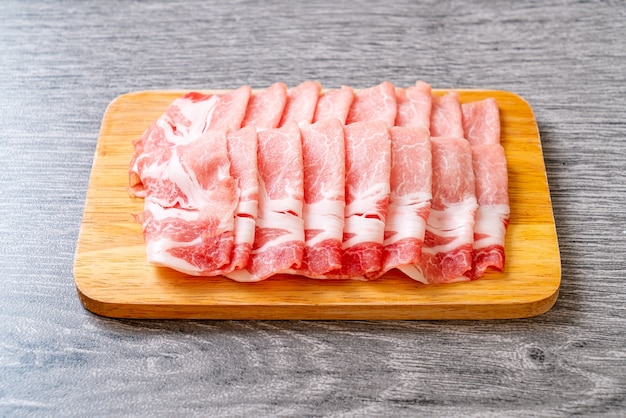 нарезанная свежая свиная вырезка