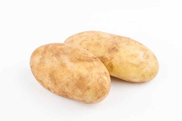 Patate fresche su sfondo bianco