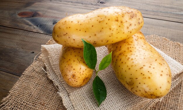 свежий картофель на фоне дерева, натуральные продукты