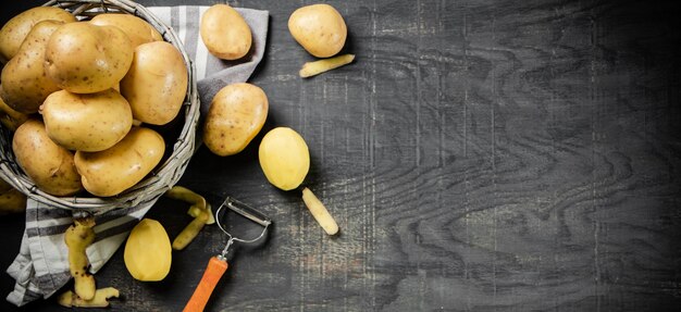 Photo fresh potatoes on a black background