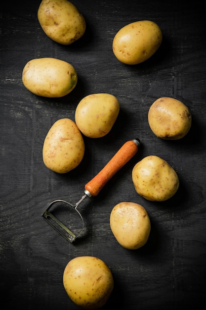 Photo fresh potatoes on a black background