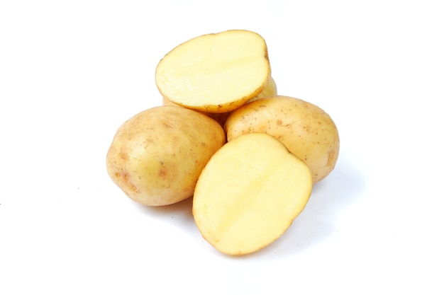 Patate fresche isolate su sfondo bianco