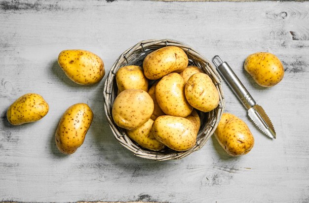 Foto patate fresche su un tavolo bianco