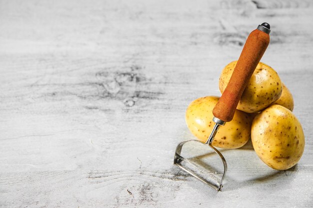 Foto patate fresche su un tavolo bianco