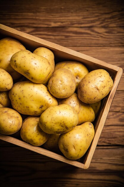 Foto patate fresche su un tavolo di legno