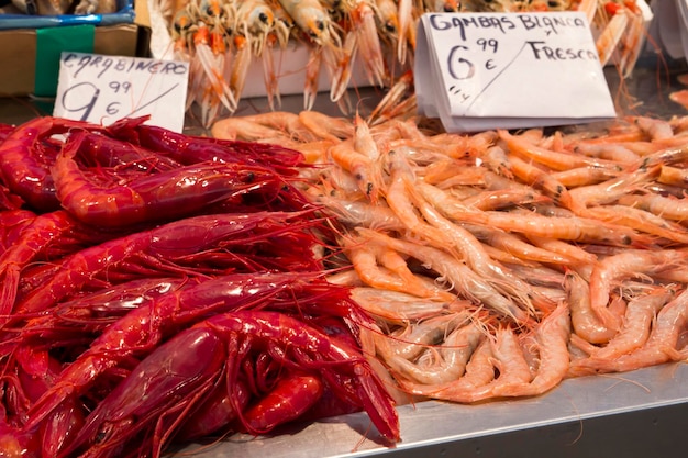 Фото Свежие креветки на местном рынке в испании.