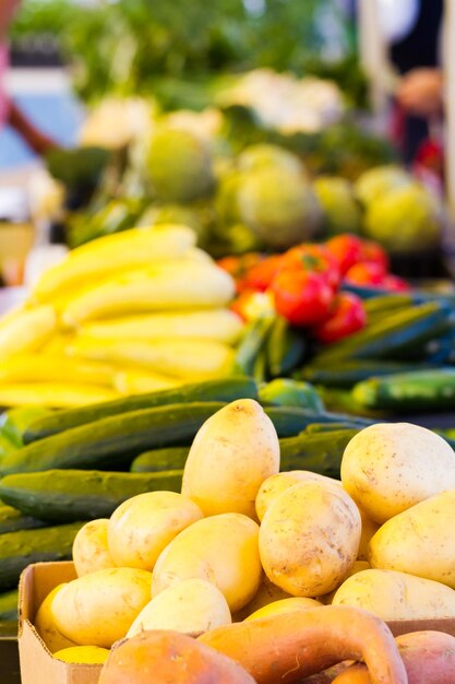 Prodotti freschi al mercato degli agricoltori locali.