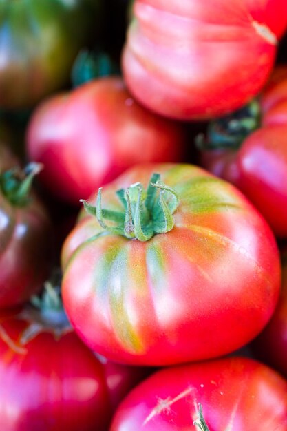 Foto prodotti freschi al mercato degli agricoltori locali.