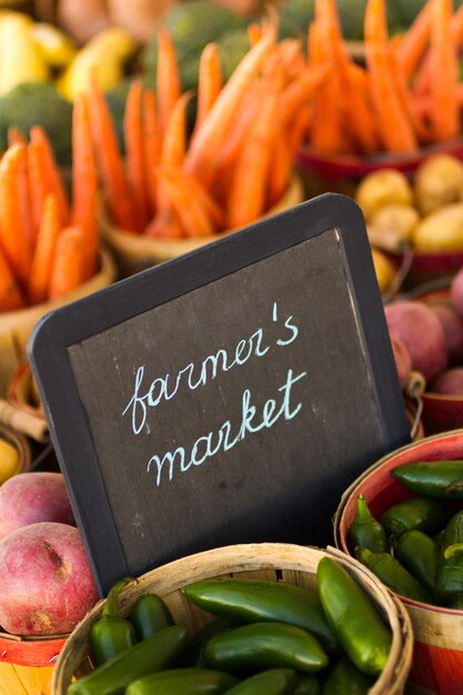 Prodotti freschi in vendita presso il mercato degli agricoltori locali.