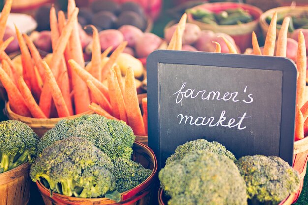 Foto prodotti freschi in vendita presso il mercato degli agricoltori locali.