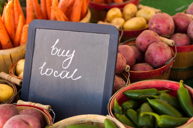 Prodotti freschi in vendita presso il mercato degli agricoltori locali.