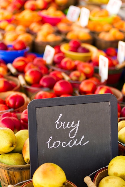 Prodotti freschi in vendita presso il mercato degli agricoltori locali.