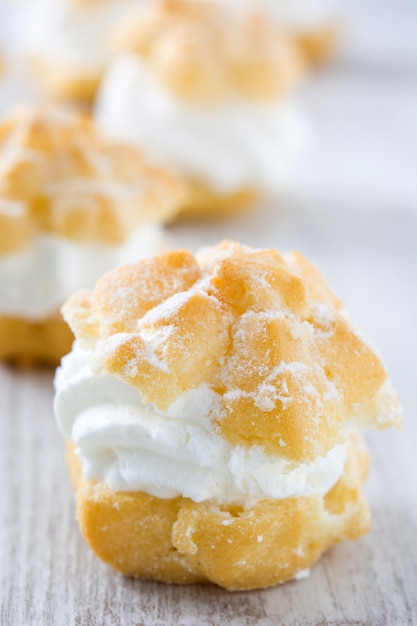 Photo fresh profiteroles with cream