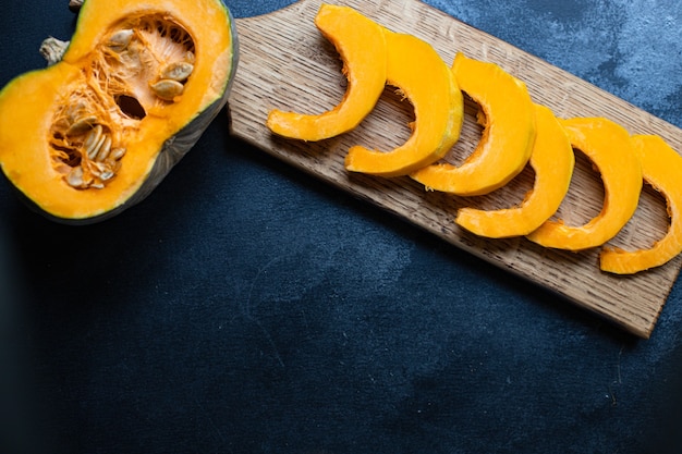 Photo fresh pumpkin on a wooden board