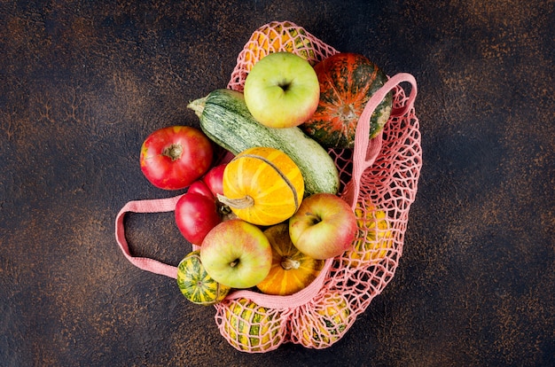 Foto zucche fresche nella borsa a rete ecologica dello shopping