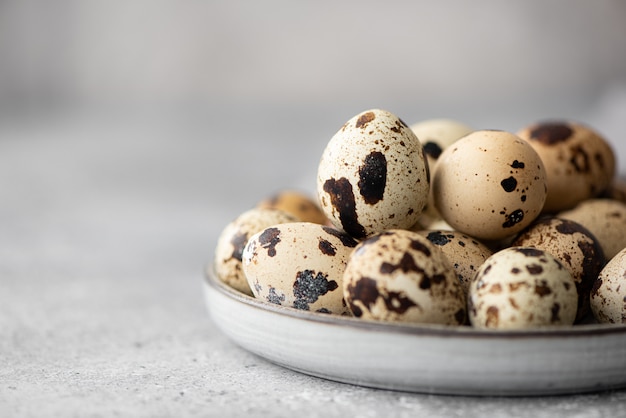 Photo fresh quail eggs in a gray plate