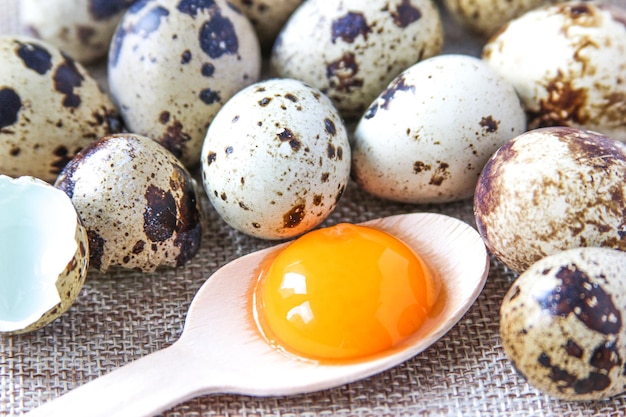 素朴な背景に新鮮なウズラの卵生卵黄のクローズアップコンセプト健康食品