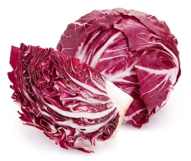 흰색 배경에 신선한 radicchio 레드 샐러드