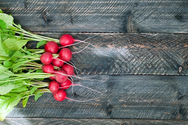 Photo fresh radish on old wooden table