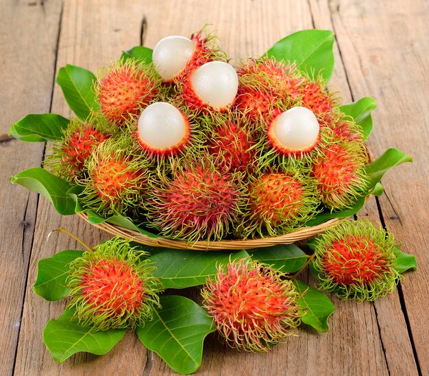 나무 테이블에 신선한 rambutan