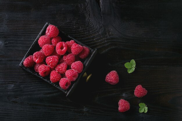 Photo fresh raspberries in box