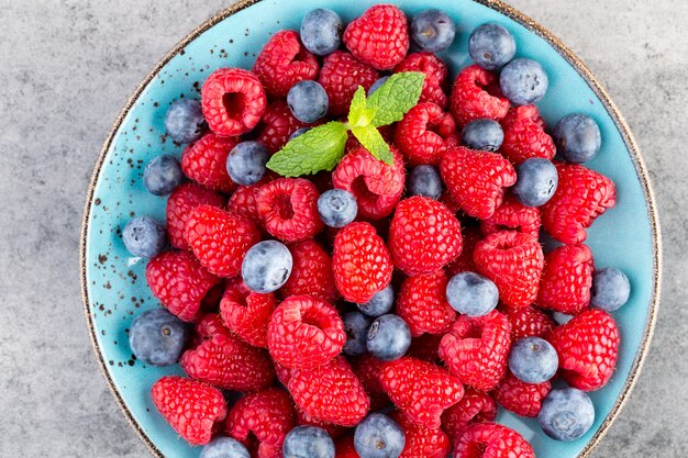 Photo fresh raspberries in a plate