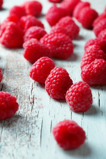 Photo fresh raspberries on wooden background