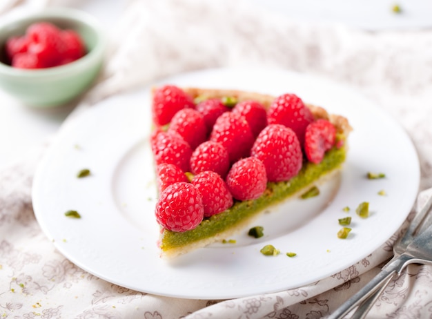 Foto crostata di crema di lamponi e pistacchi freschi