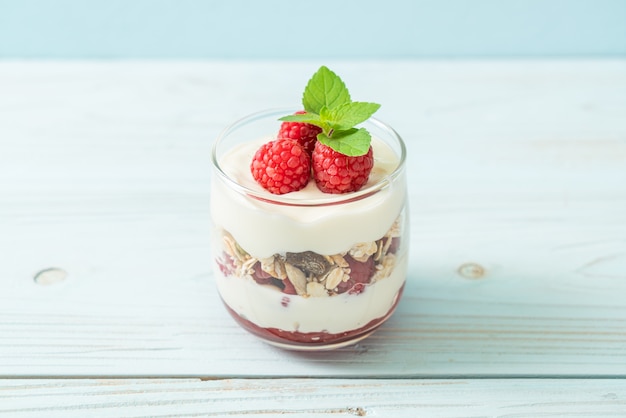 свежая малина и йогурт с мюсли - стиль здорового питания