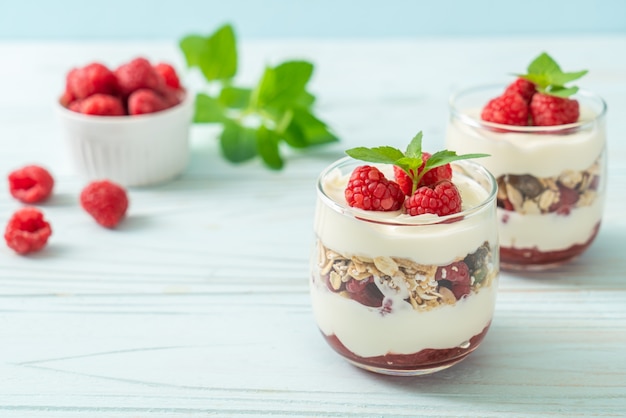 Lampone fresco e yogurt con muesli - stile di cibo sano