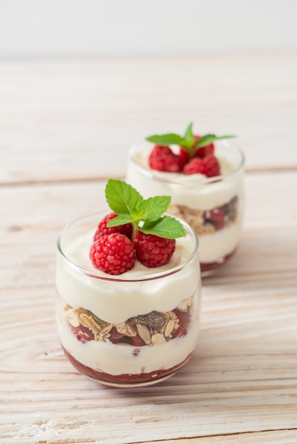 Lamponi freschi e yogurt con muesli - stile di cibo sano