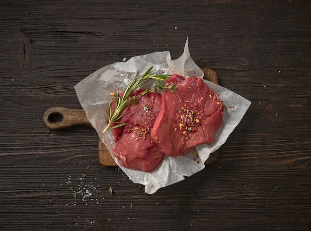 Foto carne di bistecca di manzo cruda fresca