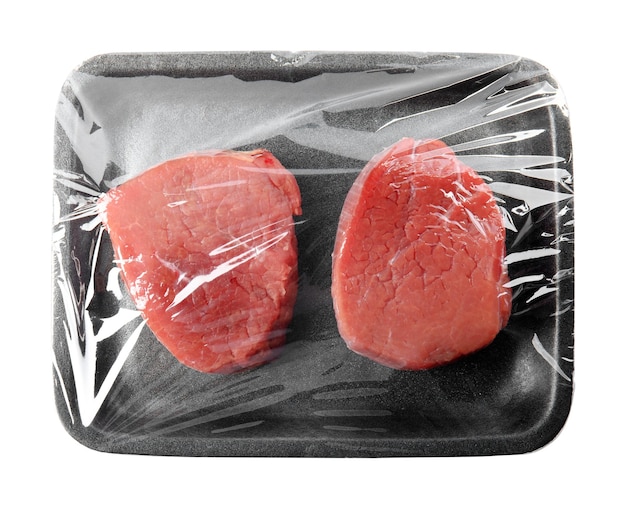 사진 흰색 상단 보기에 격리된 플라스틱 용기에 자른 신선한 생 쇠고기