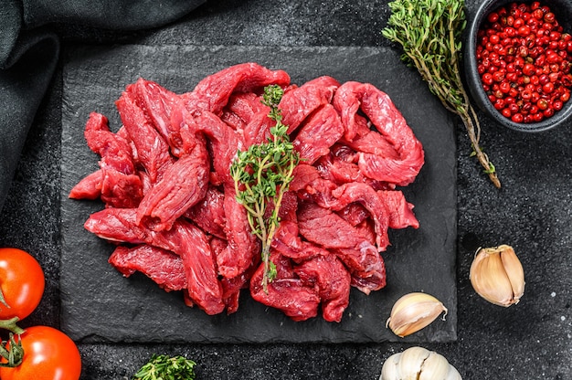 Photo fresh raw beef on a cutting board