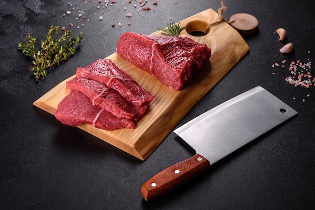 신선한 생 소고기를 향신료와 허브로 맛있게 육즙 스테이크를 만듭니다. 구운 고기 준비