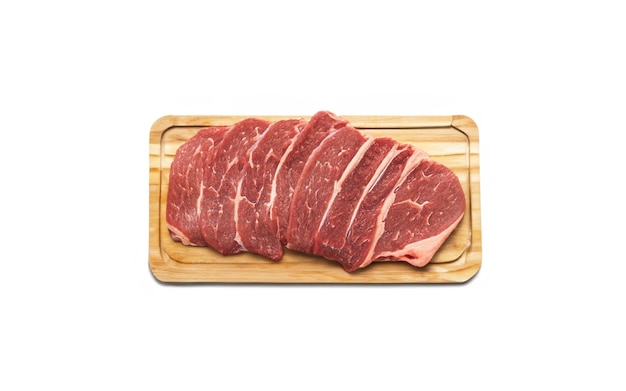 흰색 배경 위에 격리된 나무 컷 보드에 신선한 생 쇠고기 스테이크 조각