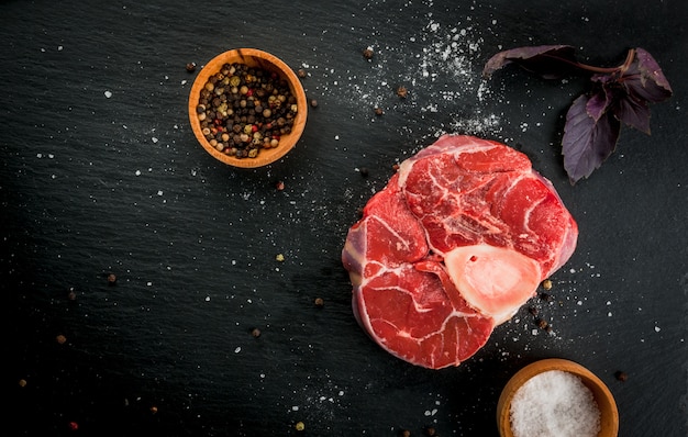 スパイスと新鮮な生の牛肉