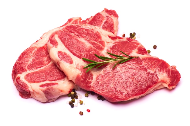 写真 白い背景の上の新鮮な生の牛肉または豚肉のステーキ