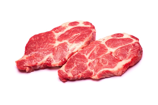 흰색 바탕에 신선한 원시 쇠고기 또는 돼지 고기 스테이크