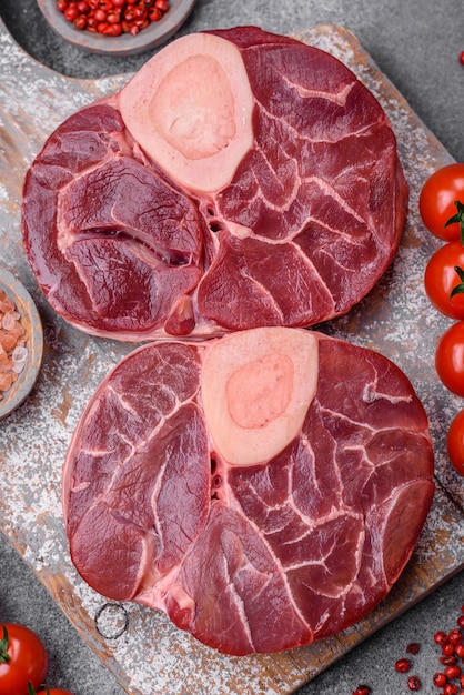 新鮮な生牛肉ステーキと骨または塩のスパイスとハーブのオッソブッコ