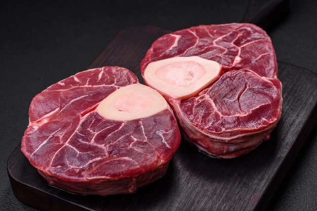 新鮮な生牛肉ステーキと骨または塩のスパイスとハーブのオッソブッコ