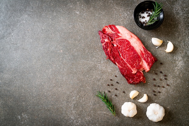 新鮮な生の牛肉ステーキ