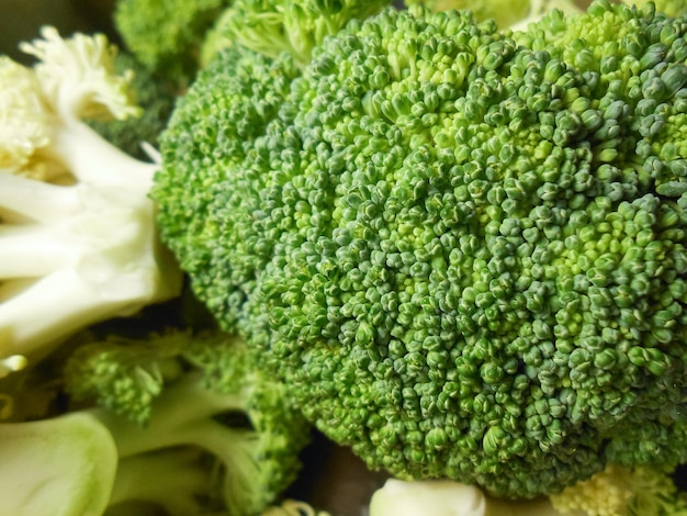 Cimette di broccoli di broccoli crudi freschi pronti per la cottura