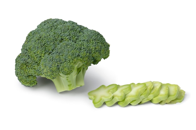 Foto broccoli crudi freschi e un gambo tritato isolato su sfondo bianco da vicino