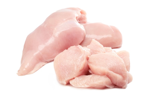 新鮮な生の鶏胸肉の切り身全体と白い背景のクリッピングパスにスライスされた孤立したクローズアップ