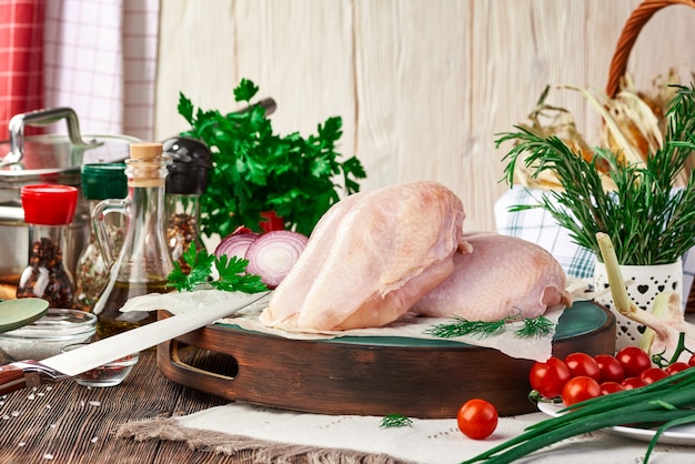 テーブルの上の新鮮な生の鶏の胸肉