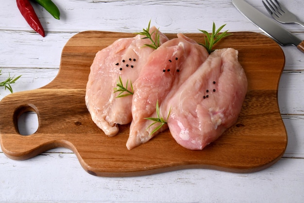 свежая сырая курица курица части сырой курицы biriyani разрезать свежую курицу курицу мясо