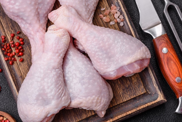 Photo fresh raw chicken legs with salt and spices