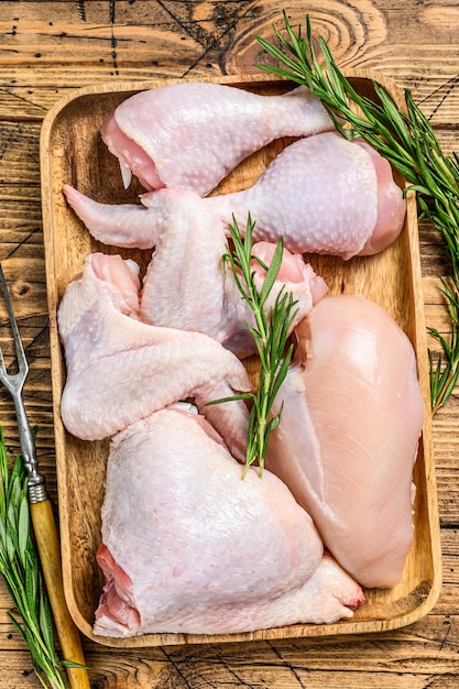 Disposizione delle parti di carne di pollo crudo fresco