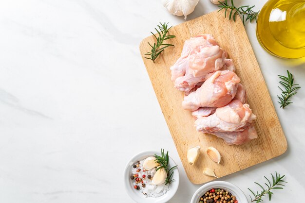 Photo fresh raw chicken wings on wooden board